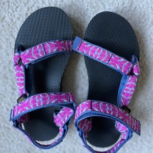 SOLD Teva Midform Universal size 6